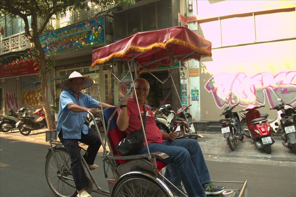 Ông Hưng, tuổi đã ngoài 60 nhưng hàng ngày ông vẫn chạy xích lô trên đường Đinh Tiên Hoàng đón những vị khác. Ông đã thực hiện công việc này được 8 năm.