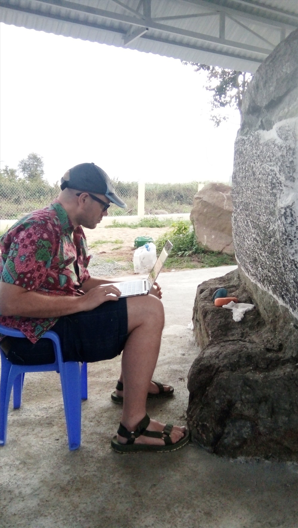 Công đoạn đọc, dịch bản chữ mất rất nhiều thời gian. Ảnh Nguyễn Quang Tuệ