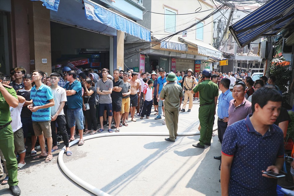 Do hiện trường cháy nằm sâu trong ngõ nhỏ nên lực lượng chức năng phải nối ống lấy nước từ xa vào chữa cháy.