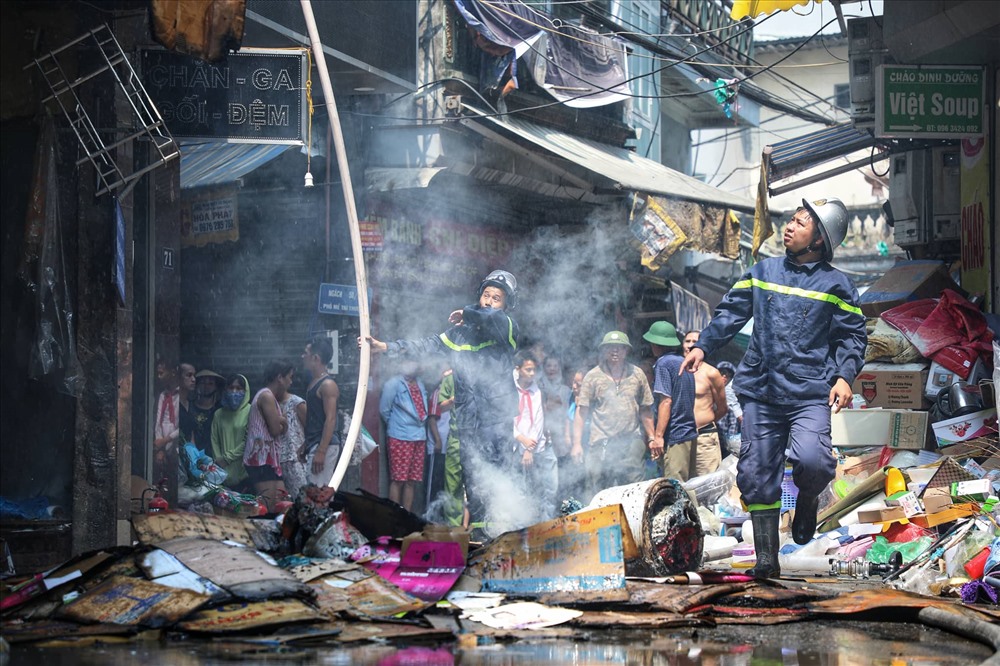 Vào khoảng 11h30, người dân quanh khu vực Mễ Trì Thượng ất ngờ thấy mùi khét và phát hiện cháy tại tầng 3 của ngôi nhà số 69.