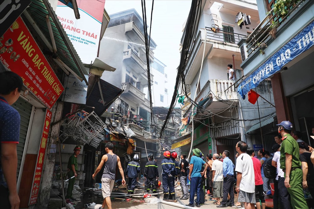 Vào khoảng 11h30, người dân quanh khu vực Mễ Trì Thượng ất ngờ thấy mùi khét và phát hiện cháy tại tầng 3 của ngôi nhà số 69.