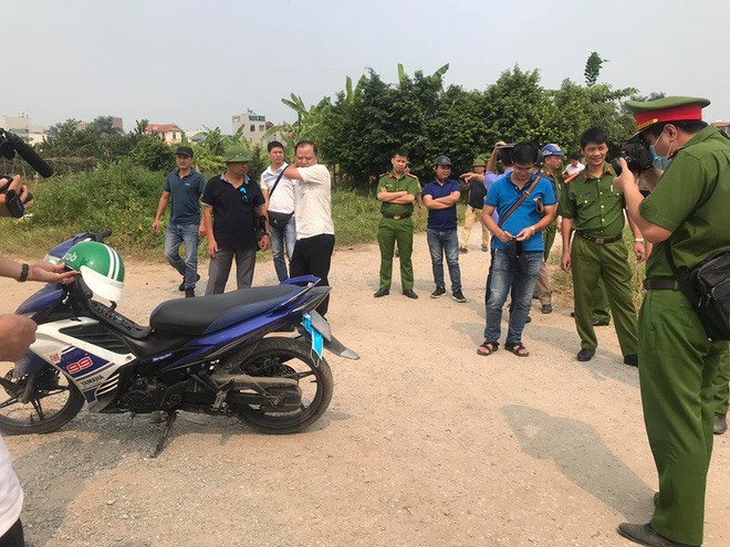 Một chiếc xe máy cùng nhãn hiệu với xe của nạn nhân được đưa tới phục vụ buổi thực nghiệm.