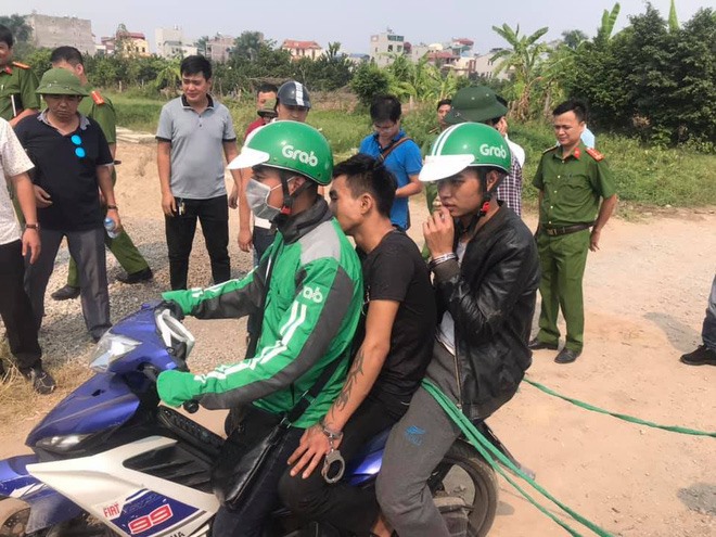 Trước khi gây án, nạn nhân S. chở theo Giáp và Trường. Theo đó, Giáp ngồi giữa còn Trường ngồi sau cùng, đầu đội mũ bảo hiểm.