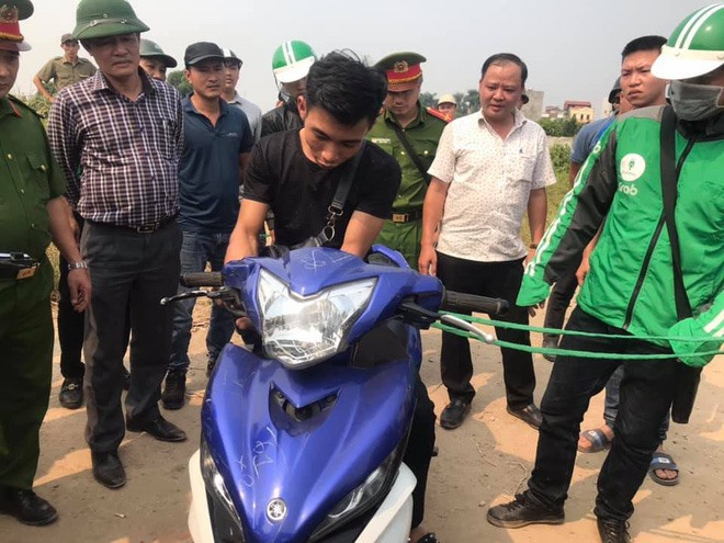 Trước khi gây án, nạn nhân S. chở theo Giáp và Trường. Theo đó, Giáp ngồi giữa còn Trường ngồi sau cùng, đầu đội mũ bảo hiểm.