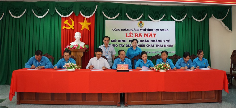 Quang cảnh các vị đại biểu ký kết giao ước giữa Công đoàn Ngành Y tế với công đoàn cơ sở trực thuộc về đăng ký thực hiện mô hình. Ảnh: Công đoàn ngành Y tế tỉnh Hậu Giang