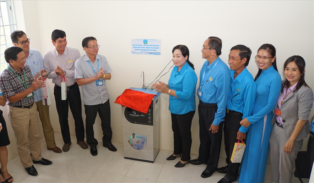 Các đại biểu thực hiện gắn biển ra mắt mô hình tại trụ sở Sở Y tế tỉnh Hậu Giang. Ảnh Công đoàn ngành Y tế tỉnh Hậu Giang.