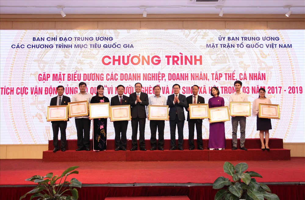 Trao Bằng khen của Thủ tướng cho tập thể, cá nhân tích cực ủng hộ người nghèo. Ảnh: Ngọc Thắng