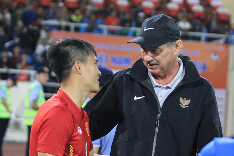 HLV Riedl và Công Vinh tái ngộ ở Mỹ Đình năm 2016. Ảnh: Đ.H