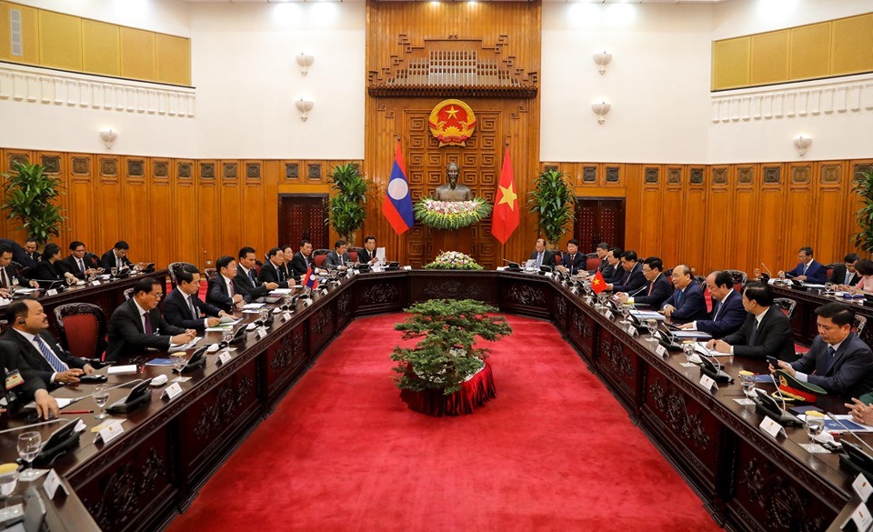 Quang cảnh cuộc hội đàm giữa Thủ tướng Nguyễn Xuân Phúc và Thủ tướng Lào Thongloun Sisoulith. Ảnh: Sơn Tùng.