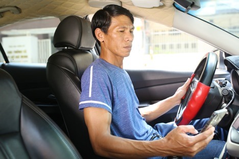 Chủ động liên hệ với khách hàng khi đến điểm đón nhưng không ít lần, tài xế Nguyễn Văn Hùng phải ngậm ngùi hủy chuyến vì thuê bao không liên lạc được.