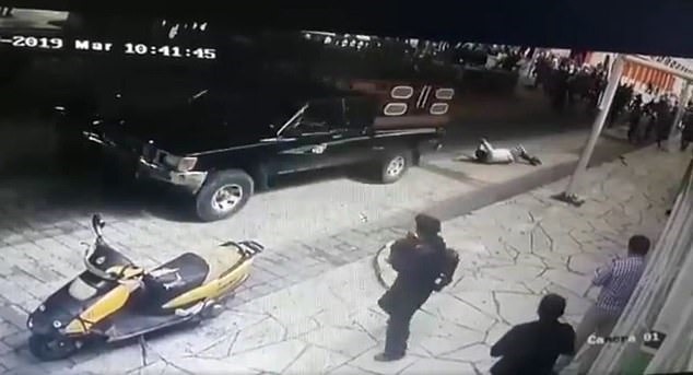 Ông Jorge Luis Escandon Hernandez bị kéo lê trên đường. Ảnh: Mail.