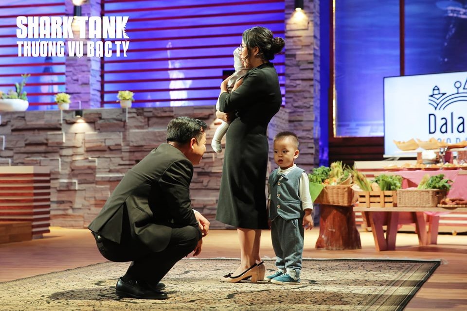 Shark Việt lại gần trò chuyện với bé lớn. Ảnh: Shark Tank Việt Nam
