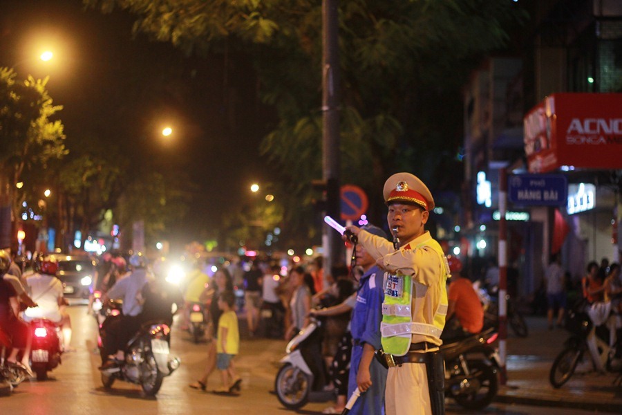 Người dân được quyền ghi âm, ghi hình giám sát hoạt động của CSGT. Ảnh: T.VƯƠNG