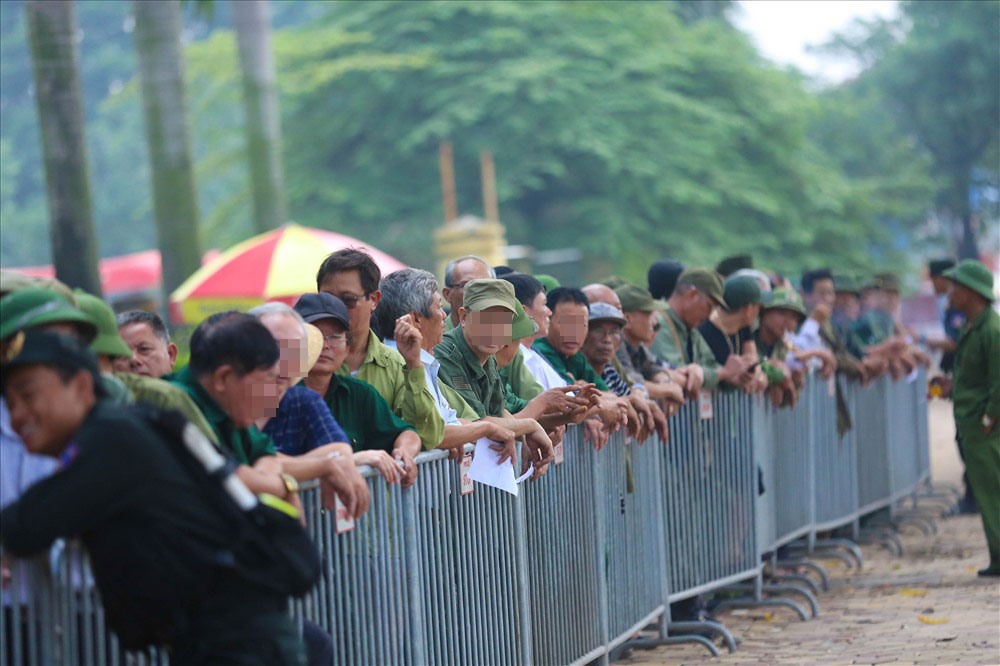 Nhiều thương binh có mặt, xếp hàng ngay ngắn trong sự bảo vệ của lực lượng an ninh.