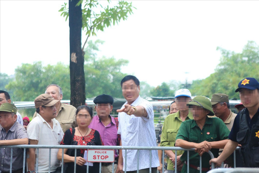 Một số thương binh từ các tỉnh xuống không thể mua được vé do không có ticket tỏ ra bức xúc.
