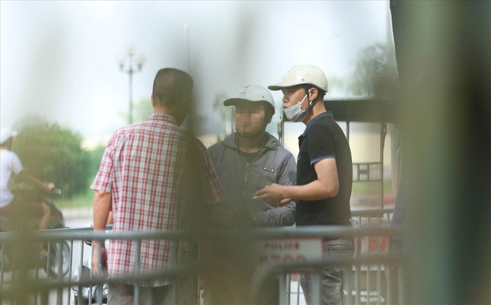 Những cuộc ngã giá ngay bên ngoài cổng trụ sở VFF giữa một số thương binh và phe vé chợ đen.