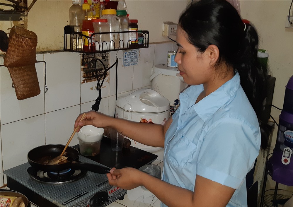 Nhiều CN nhập cư hiện có chất lượng cuộc sống thấp khi phải thuê nhà sống chật chội. Ảnh Nam Dương