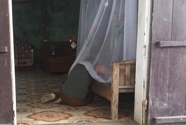 Chồng cũ của nạn nhân gục khóc bên thi thể vợ. Ảnh V.N