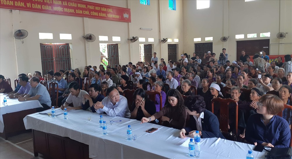 Người dân xã Châu Minh có mặt dự buổi lễ. Ảnh: Thùy Linh