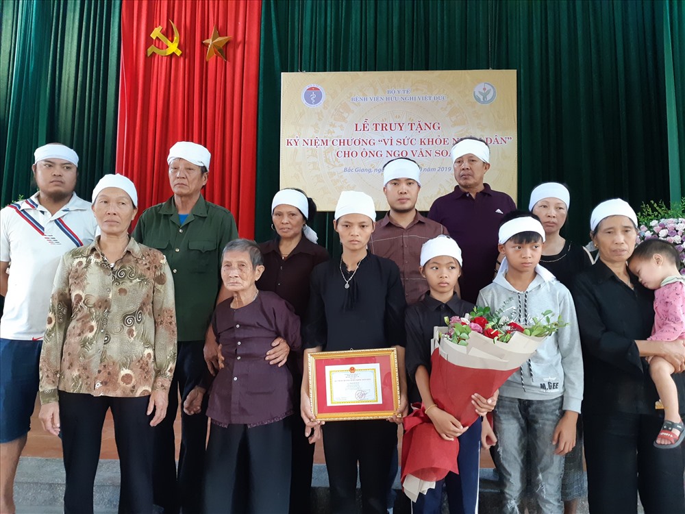 Gia đình anh Soái nhận Kỷ niệm chương Vì sức khỏe nhân dân do Bộ Y tế trao tặng. Ảnh: Thùy Linh
