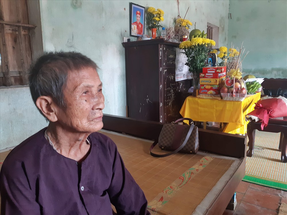 Mẹ già 86 tuổi vẫn chưa ngoai nỗi đau “tiễn kẻ đầu xanh“. Ảnh: Thùy Linh