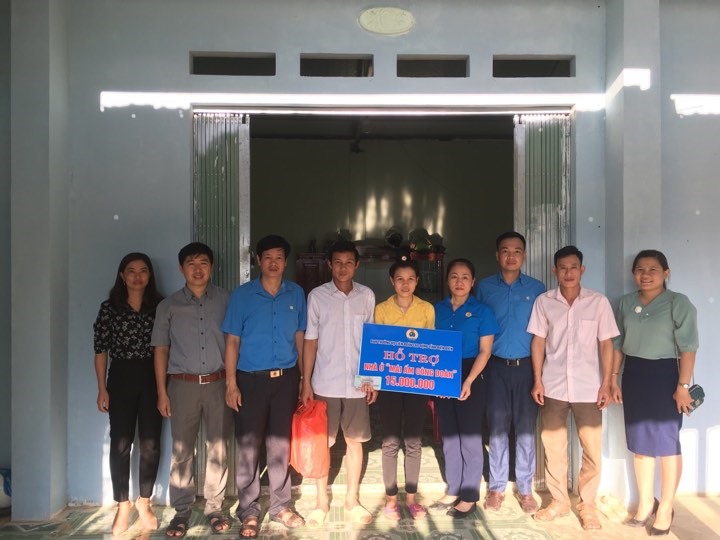 Đồng chí Lầu Thị Thanh Hương - Phó Chủ tịch LĐLĐ tỉnh cùng lãnh đạo LĐLĐ huyện Mường Ảng tại Lễ bàn giao nhà cho 2 đoàn viên Lò Thị Hánh và Lò Thị Đún - Trường Mầm non Xuân Lao). Ảnh: Nguyễn Cường
