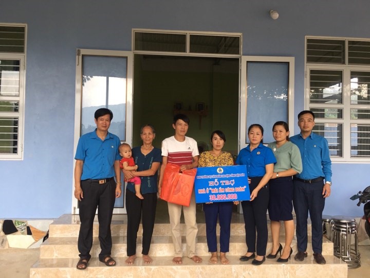 Đồng chí Lầu Thị Thanh Hương - Phó Chủ tịch LĐLĐ tỉnh cùng lãnh đạo LĐLĐ huyện Mường Ảng tại Lễ bàn giao nhà cho 2 đoàn viên Lò Thị Hánh và Lò Thị Đún - Trường Mầm non Xuân Lao). Ảnh: Nguyễn Cường