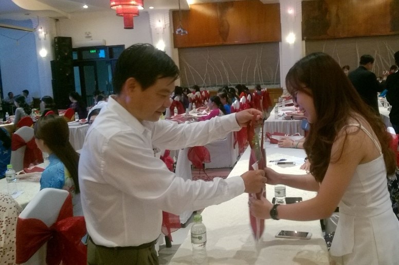 Lãnh đạo Công đoàn TP.Cần Thơ trao qua cho các chị em là đoàn viên Công đoàn viên chức TP.Cần Thơ.