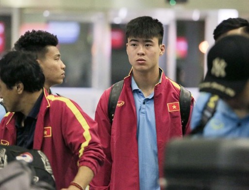 Hậu vệ Duy Mạnh đã thi đấu trọn vẹn 90 phút. Anh mới chỉ cùng các đồng đội tranh thủ chợp mắt ở khách sạn và trên xe di chuyển ra sân bay. Ảnh: Trung Hiếu