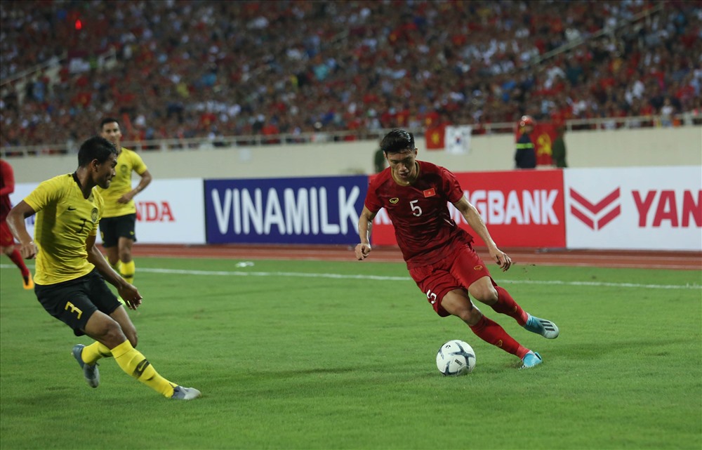 Văn Hậu làm khổ sở hậu vệ Matthew Davies bên phía ĐT Malaysia.