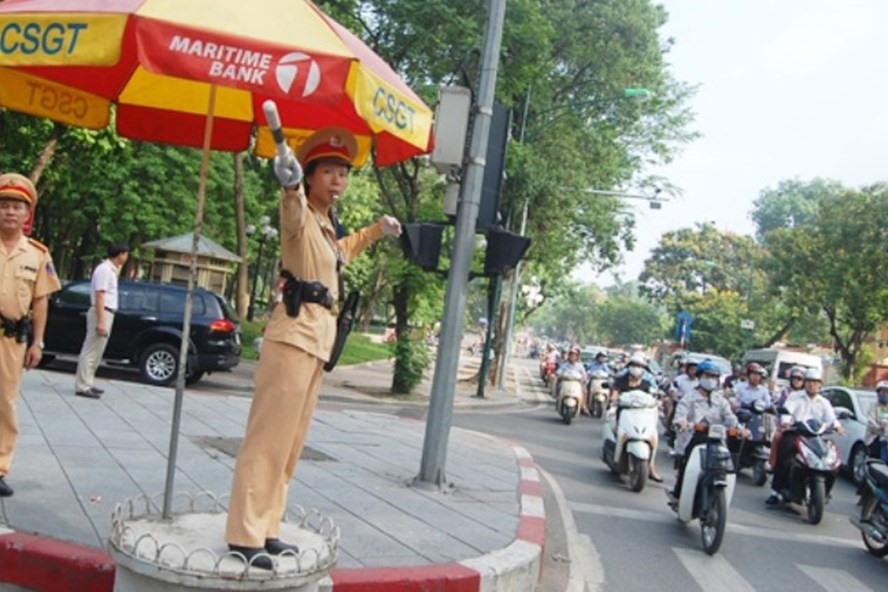 Lực lượng chức năng phân luồng giao thông, giảm ùn tắc và tai nạn giao thông.