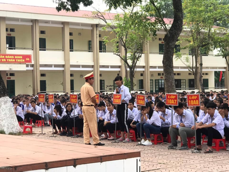 CSGT Hà Nội tuyên truyền, phố biến luật giao thông tại các trường học. Ảnh: Công an Thành phố Hà Nội