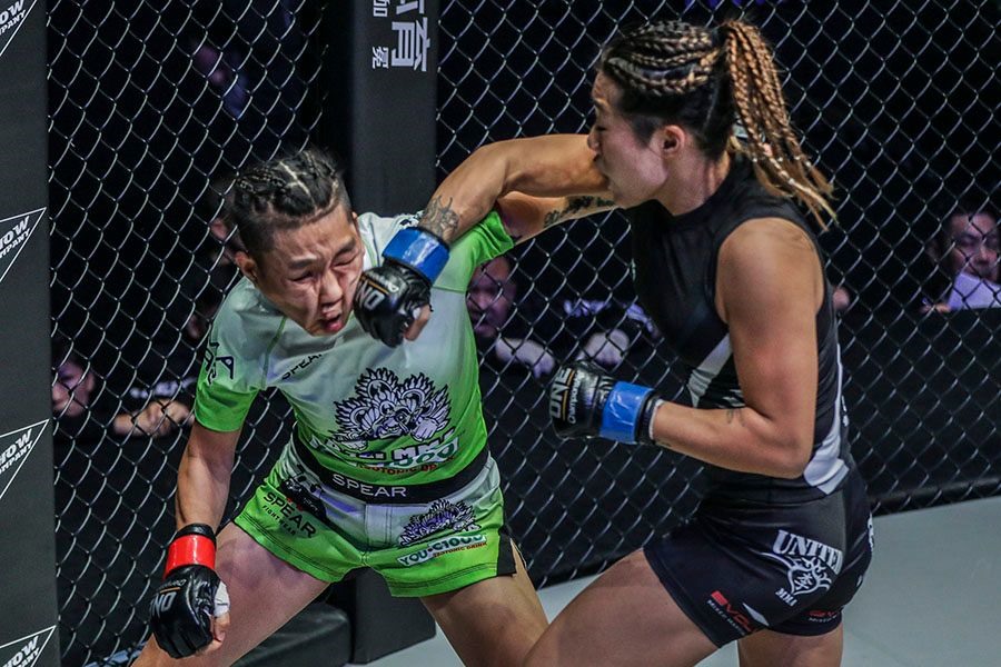 Angela Lee tranh tài Xiong Jingnan hồi tháng 3 tại ONE: A New Era. Nguồn: OneFc