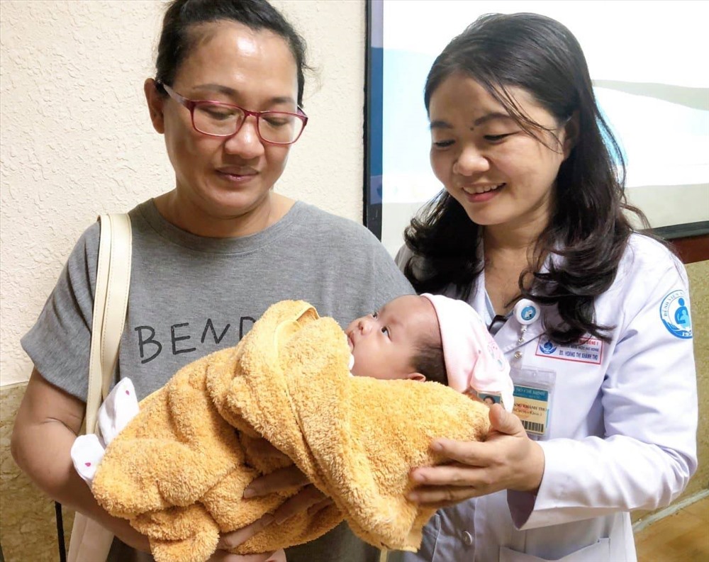 Gia đình hai bé sơ sinh gửi lời cảm ơn tới các y bác sĩ đã tận tình chăm sóc hai bé