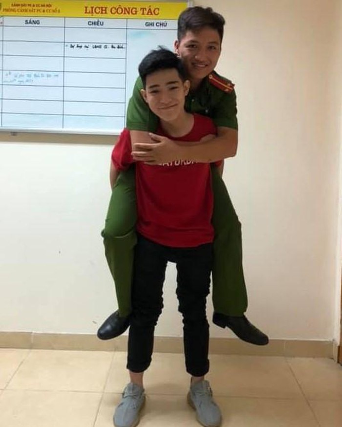 Con trai anh Viết Thành cõng ân nhân để bày tỏ lòng biết ơn. Ảnh: Phạm Thắng