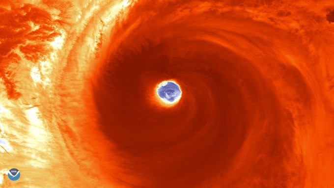 Vệ tinh NOAA20 ghi lại hình ảnh siêu bão Hagibis vào ngày 12h40 ngày 10.10, giờ Tokyo. Có thể nhìn thấy rõ mắt bão. Ảnh: NOAA.