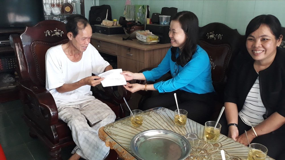 Thăm và tặng quà cho đoàn viên có hoàn cảnh khó khăn mắc bệnh hiểm nghèo