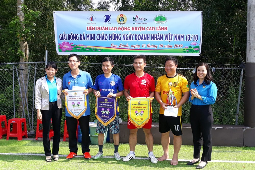 Trao giải cho các đội thi đấu