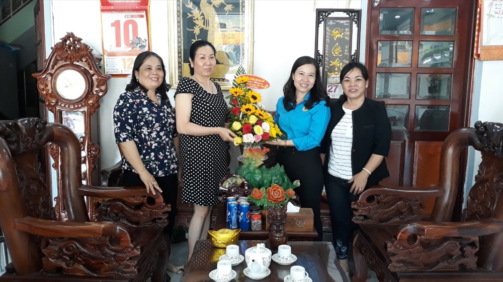 Thăm và tặng quà cho doanh nghiệp trên địa bàn Huyện