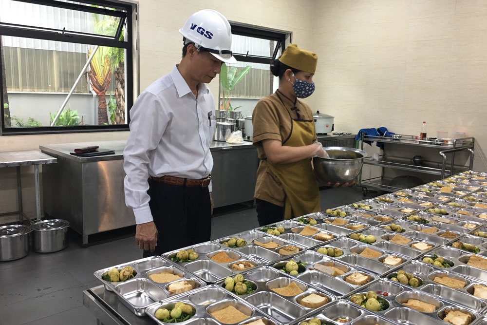 Cán bộ Công đoàn kiểm tra bữa ăn ca của người lao động. Ảnh: L.Nguyên