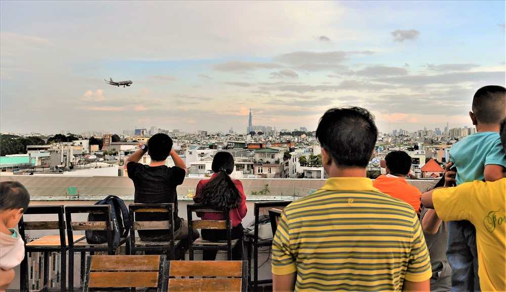 Đứng cả dậy ngắm và chụp.