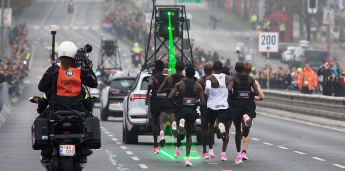 Kipchoge cùng dàn pacer. Ảnh: INEOS 1:59