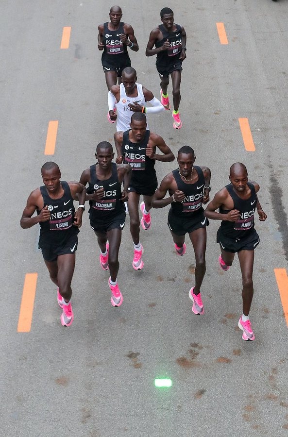 Kipchoge cùng dàn pacer chuẩn bị xuất phát. Ảnh: INEOS 1:59
