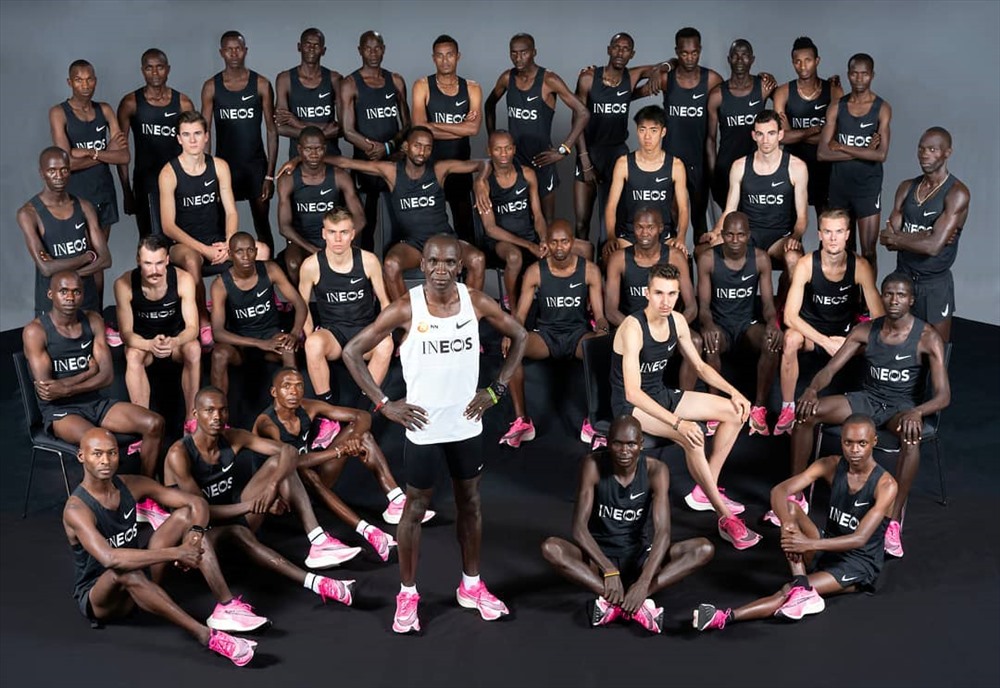 Kipchoge và dàn pacer hỗ trợ. Ảnh: INEOS 1:59