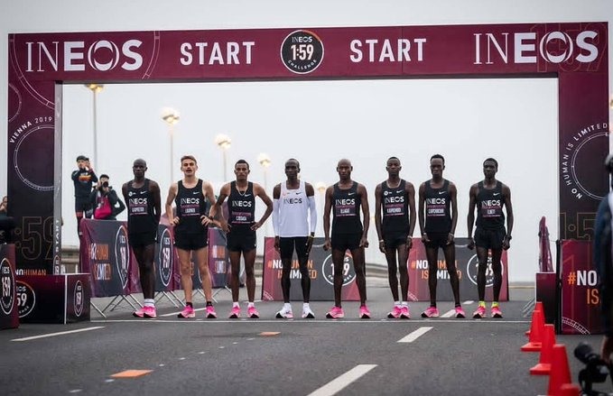 Kipchoge cùng dàn pacer chuẩn bị xuất phát. Ảnh: INEOS 1:59