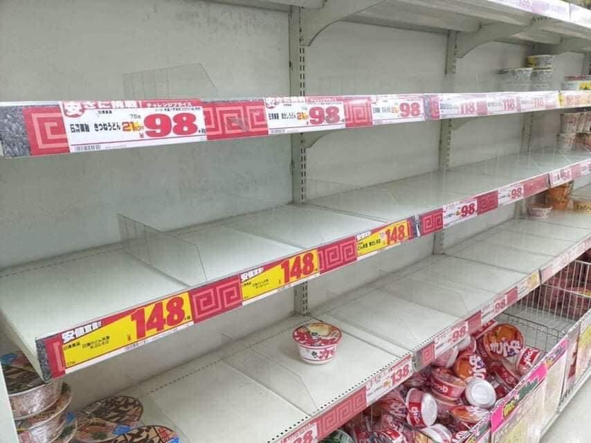 Các kệ hàng trống trơn khi người dân Nhật Bản đổ xô đi tích trữ thực phẩm trước siêu bão. Ảnh: Stuff.co.nz.
