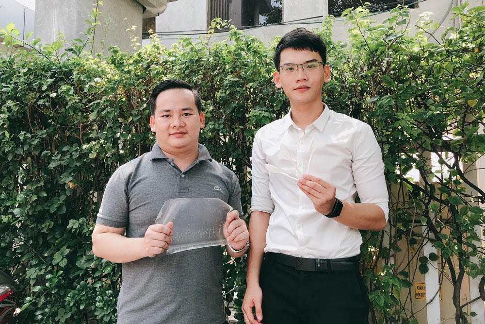 Nông Văn Phước và Đặng Nguyễn Xuân Trọng với sản phẩm bao bì tự hủy từ tinh bột Khoai tây. Ảnh: NVCC