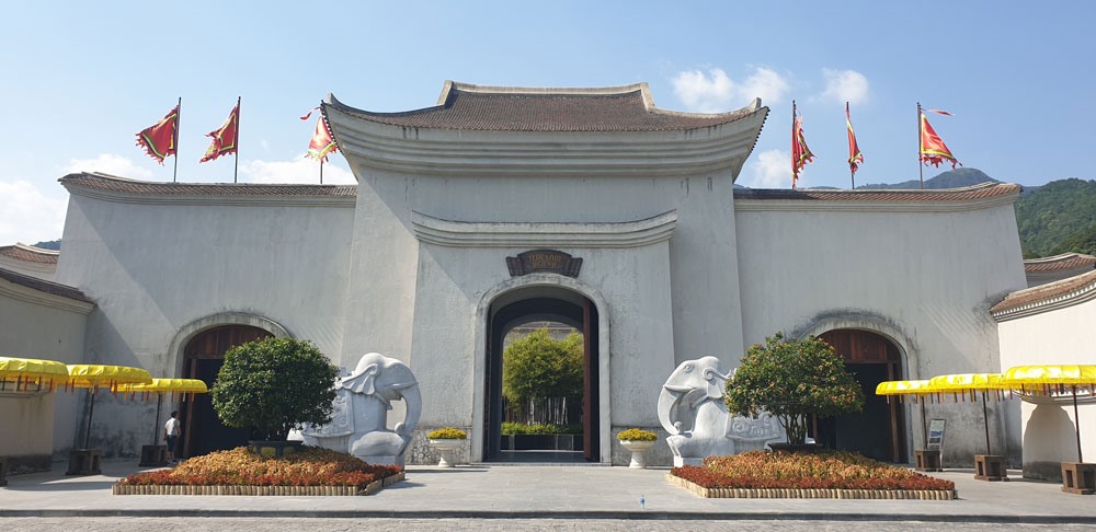 Cổng tam quan Khai tâm của Khu văn hóa Trúc Lâm Yên Tử có mang gen “ADN” của Cổng tháp Tổ. Ảnh: Nguyễn Hùng