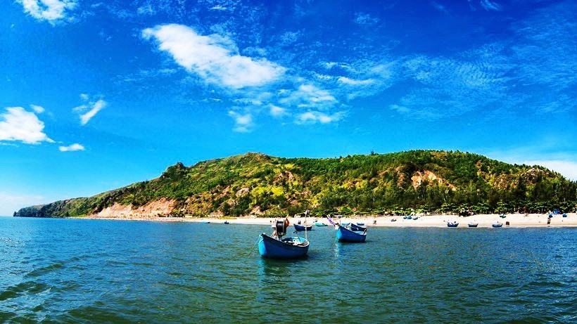 Biển Quỳnh có cảnh quan khá đa dạng, bãi biển và các đảo nhỏ gần bờ nên thơ, hữu tình.