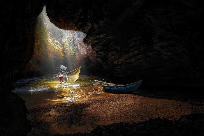 Kỳ thú khám phá hang động dọc bờ biển Quỳnh cùng ngư dân    Thả mình trong làn nước trong xanh  Ghi nhận khoảnh khắc kì vĩ của thiên nhiên xứ Nghệ 